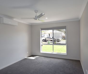 :: BRAND NEW, THREE BEDROOM BEAUTY IN HILLCLOSE! - Photo 3