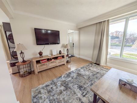 Beautiful 3 Bedroom Main Unit in Niagara Falls! - Photo 4