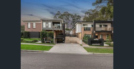 Splendid contemporary townhome in esteemed address - Photo 5