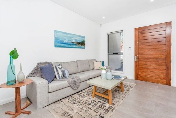 Luxuriously Designed, Stylish And Sun Kissed Executive Style Four Bedroom Family Oasis In A Blue Ribbon, Park-Side Location - Photo 1