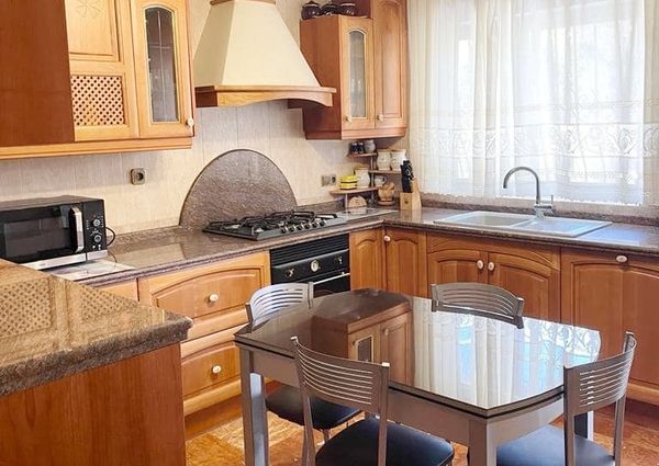 LONG TERM RENTAL. Spacious villa with 6 bedrooms for rent.