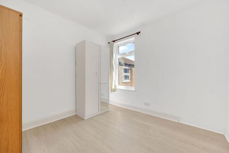 4 bedroom terraced house to rent - Photo 5