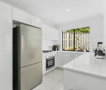 MODERN THREE BEDROOM PLUS STUDY TOWNHOUSE - Photo 3