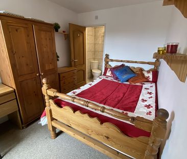 6 Bed Semi-Detached House, Bishops Road, RG6 - Photo 5