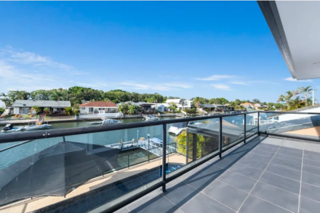 Prestige Waterfront Living | 5 Bedroom, Fully Furnished Residence | Runaway Bay Islands - Photo 2