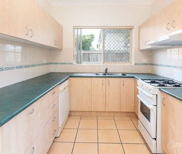 ULTRA CONVENIENT CLAYFIELD LOCATION, 2 BEDROOMS, 1 CAR L/P, POOL - Photo 3