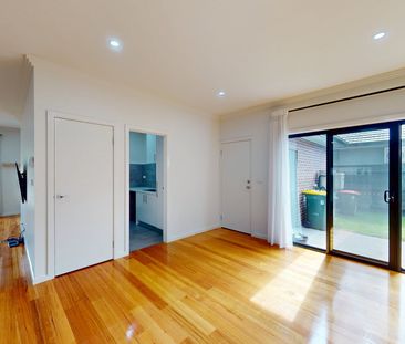 Stunning and Sophisticated 3 Bedroom townhouse - Photo 4