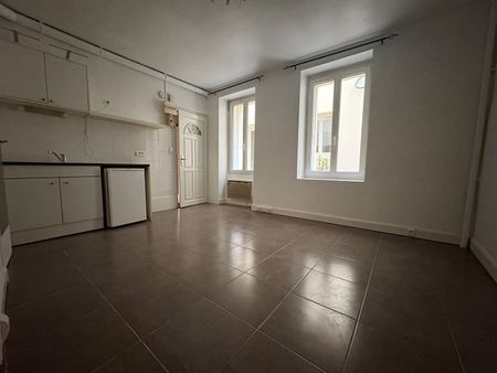 STUDIO 20 m2 – REFAIT A NEUF – en rez-de-chaussée – sur COUR – - Photo 2