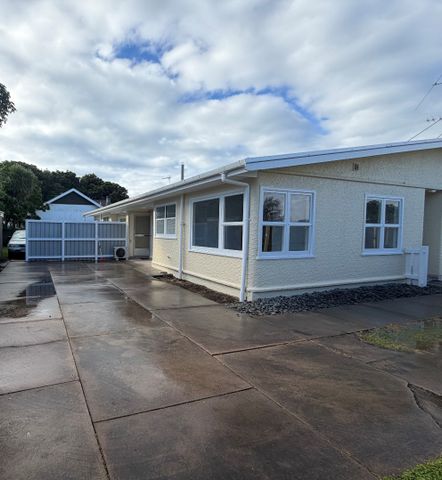 Cozy two bedroom rear unit - Photo 5