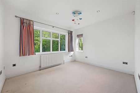 A magnificent five bedroom, three bathroom, detached family home. Available 18th August and offered unfurnished. - Photo 5