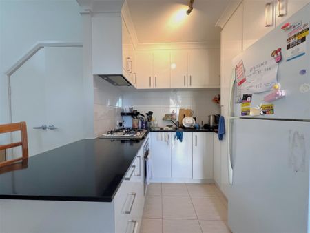 Modern Townhouse in Prime Location - Photo 4