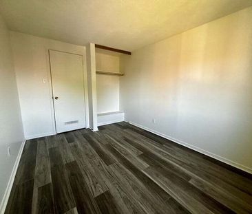 5 Banner Rd, Briar Green - Leslie Park, Ottawa, ON - Photo 2