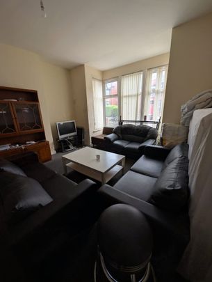 Room in a Shared House, Estcourt Avenue, LS6 - Photo 1