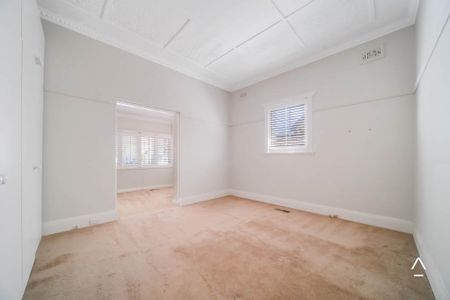 Charming Large 3-Bedroom Home - Photo 3