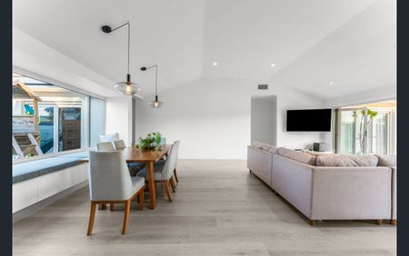 8 Glenbrook Avenue, Benowa Waters QLD 4217 - House For Rent | Domain - Photo 5