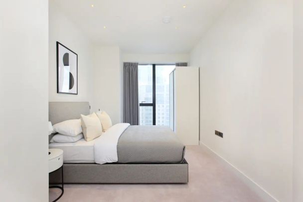 2 bedroom flat in London - Photo 1