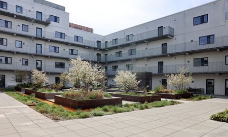 Rummelig 3-værelses lejlighed med altan, med udsigt til vand og strandengen - Foto 4