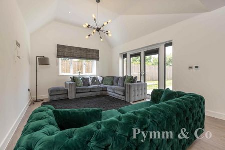 4 bedroom detached house to rent - Photo 2