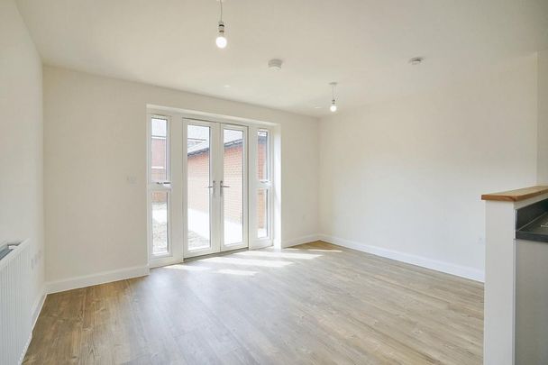 4 bedroom end of terrace house to rent - Photo 1