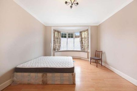 Brancaster Road, Ilford, IG2 - Photo 2