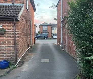 1 Bed Semi-Detached House, Southampton, SO19 - Photo 4