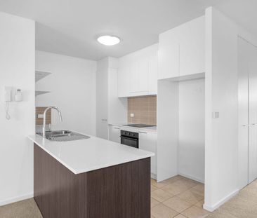 Sought after Elysium complex apartment - Available now - Photo 2