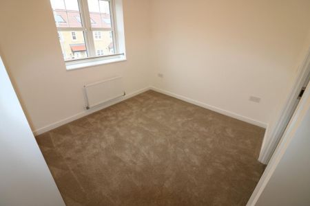 3 bedroom end of terrace house to rent - Photo 4