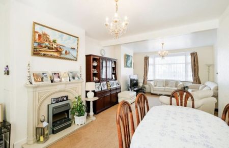 3 Bed Detached House, London, IG2 - Photo 3