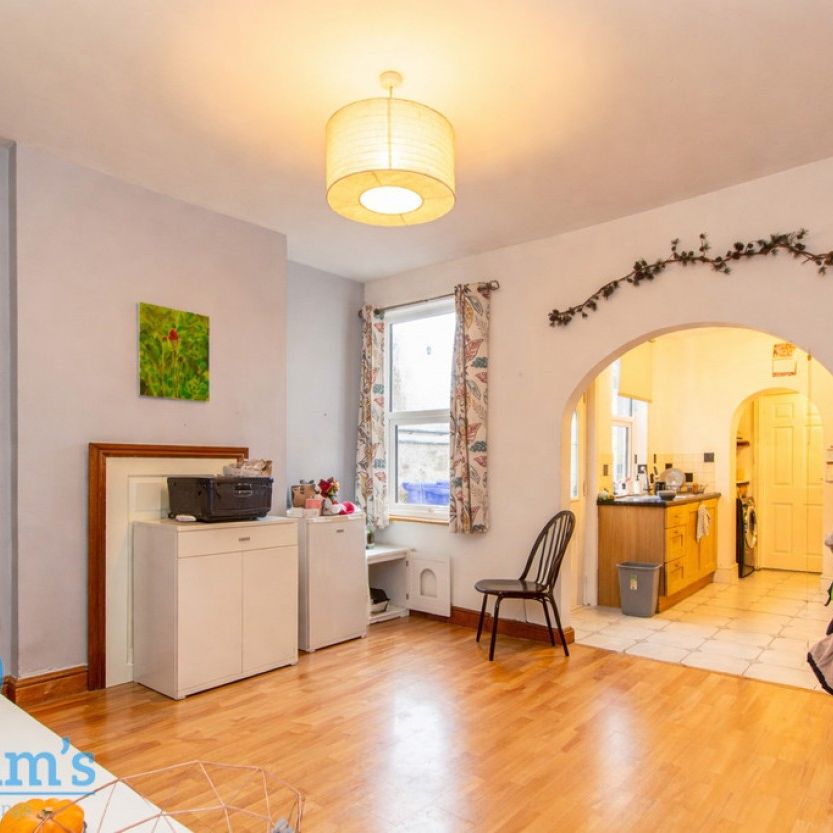 4 bed Semi-Detached House for Rent - Photo 1