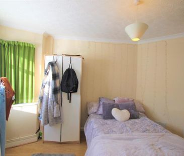 4 bedroom semi-detached house to rent - Photo 6