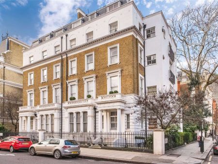 A fantastic two bedroom flat on the ground floor of this well maintained building benefiting from high ceilings and an abundance of natural light. - Photo 5