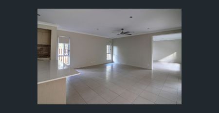 Large 4 Bedroom Family Home in The Rochedale estates - Photo 2