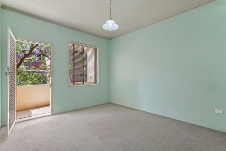 Spacious Double Brick Apartment with Two Balconies & Lock Up Garage - Photo 5