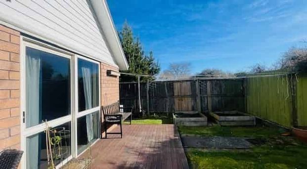 Sunny, secure and double glazed! - Photo 1