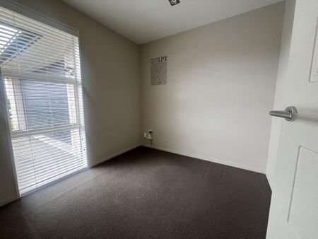 Modern Family Home - Photo 4