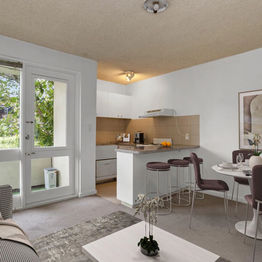 Spacious One Bedroom - Position Perfect! - Photo 1