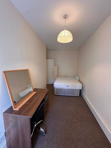 4 bedroom flat to rent - Photo 2