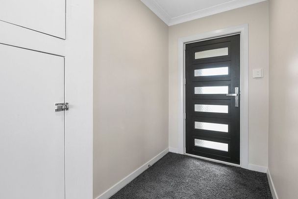 Sunny large 2 bedroom apartment. - Photo 1