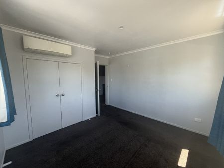 Tidy Upstairs Apartment for Rent - Photo 5