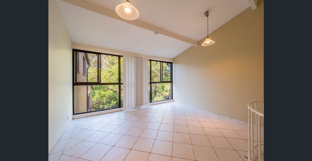 Dual level apartment with intimate ocean glimpses - Photo 1