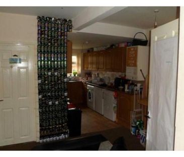 5 BEDS SEMI DETACHED HOUSE IN FANTASTIC LOCATION - Photo 4