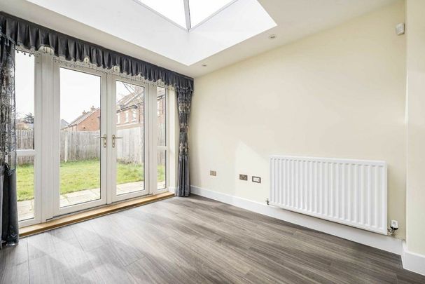 Roper Crescent, Lower Sunbury, TW16 - Photo 1