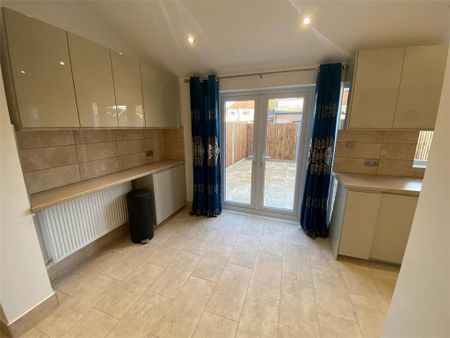 6 bedroom semi-detached house to rent - Photo 5