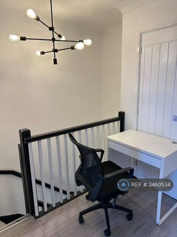 5 bedroom end of terrace house to rent - Photo 2