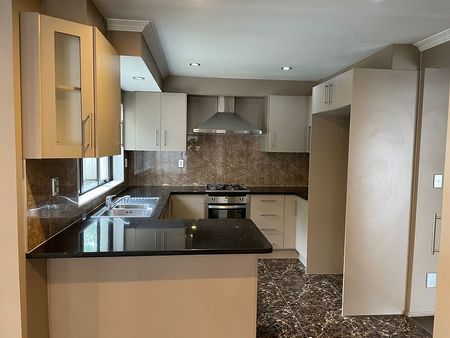 MODERN, SUNNY & SPACIOUS 5 BEDROOMS HOUSE , GARAGE - Photo 2