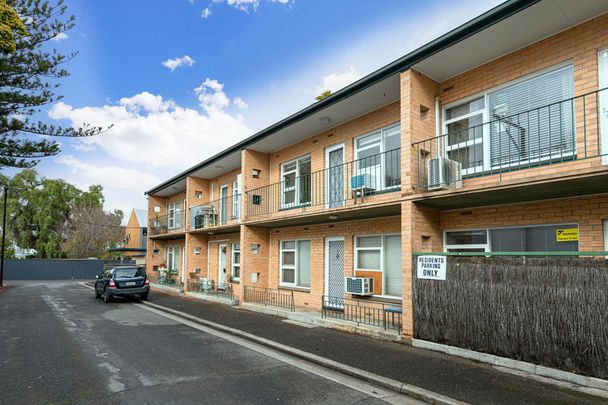 Beautifully presented 2-bedroom upstairs unit flooded in natural light - Photo 1