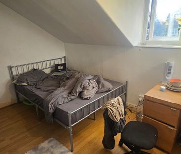 5 Bed - 135 Ash Road, Headingley, Leeds - LS6 3HD - Student - Photo 3