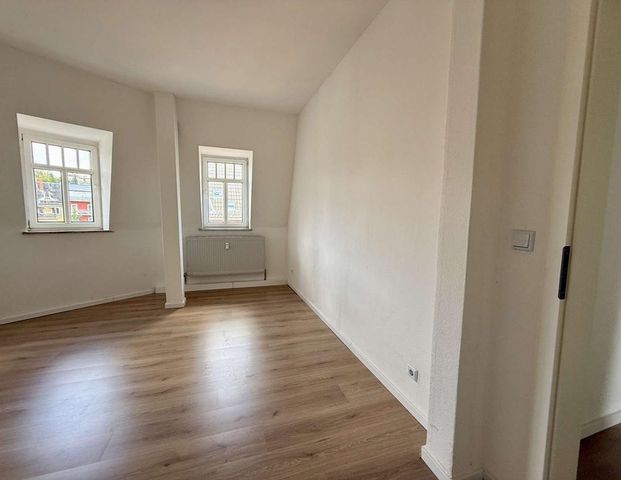 Lichtdurchflutete renovierte 2-Raumwohnung mit Stellplatz zu vermieten - Photo 1