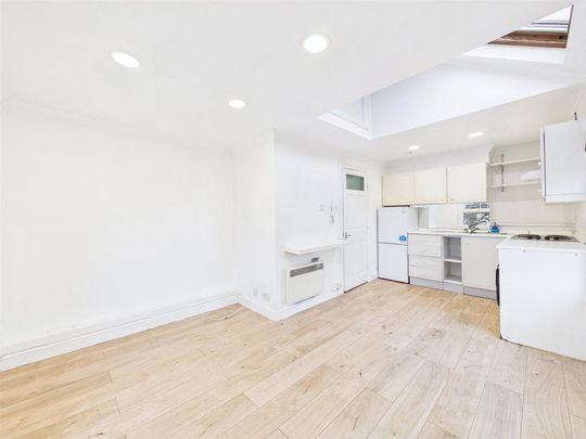 Studio to rent - Photo 1