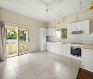 Spacious Family Home with Outdoor Living & Air Conditioning - Photo 4